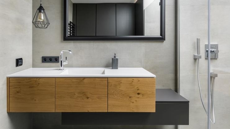 Frontansicht asymmetrischer Waschtisch mit Echtholz und Lackierung Frontansicht asymmetrischer Waschtisch mit Echtholz und Lackierung, rechteckiger Spiegel, Industriestil